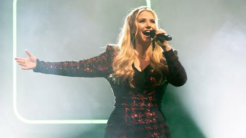 Beatrice Egli auf der Bühne in Wetzlar