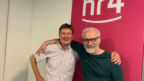 Jörg Machenbach und Dieter Voss stehen im Studio