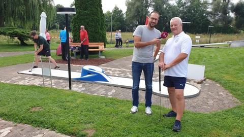 Jürgen Scholle beim Minigolf