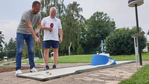 Jürgen Scholle beim Minigolf