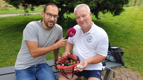 Jürgen Scholle beim Minigolf