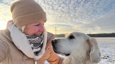 Britta Lohmann mit Hund Boomer beim Winterspaziergang