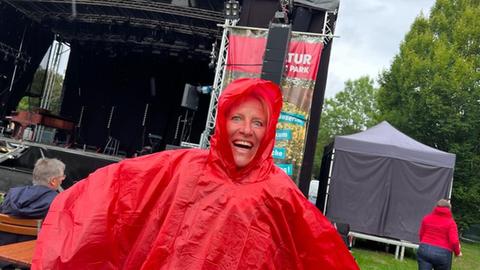 Britta Lohmann mit rotem Cape