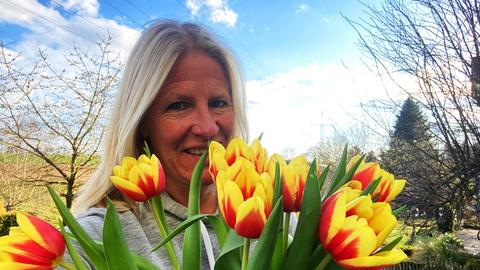 Britta Lohmann mit Tulpen