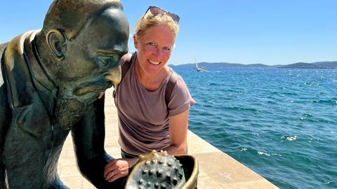 Britta Lohmann bei der Statue von Spiridon Brusina einem kroatischen Naturforscher in Zadar