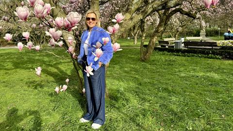 Britta Wiegand vor einem blühenden Magnolienstrauch