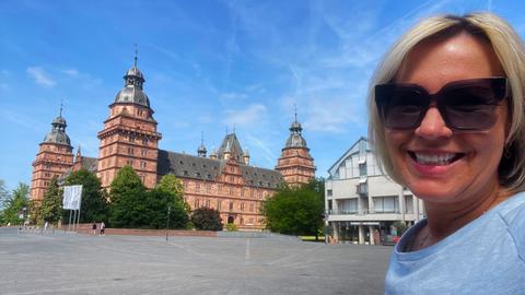 Britta Wiegand vor Schloss Johannisburg in Aschaffenburg