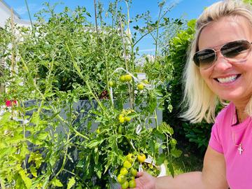 Britta Wiegand vor ihren Tomatensträuchern