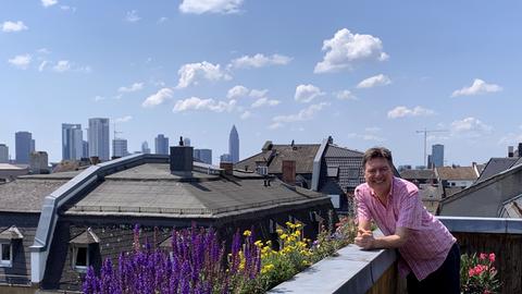 Dieter Voss auf der Terrasse mit den Blumenkästen