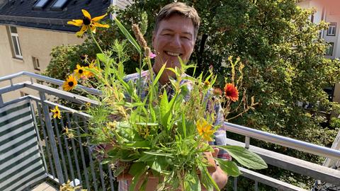 Dieter Voss mit dem Blumenkasten