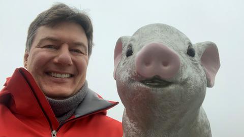 Dieter Voss mit silbernem Glücksschweinchen