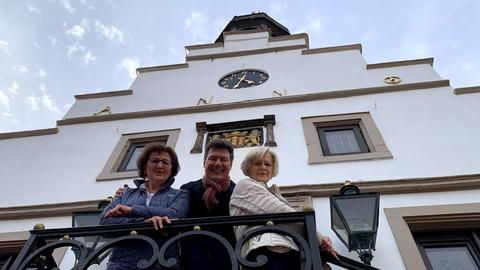 Dieter Voss mit seinen beiden Tanten vor dem historischen Rathaus von Lingen.