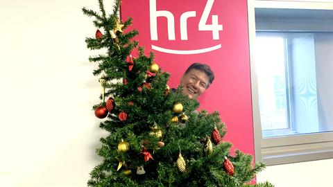 Dieter Voss mit Weihnachtsbaum im hr4-Studio