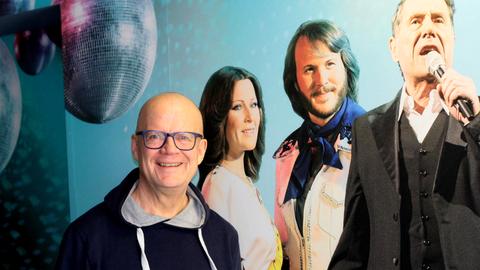 Hermann Hillebrand vor der Tapete mit ABBA und Udo Jürgens im hr4-Flur