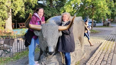 Inka Gluschke und Diane Steffens im Tierpark Sababurg an der Statue eines Urs