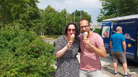 Inka Gluschke und Jürgen Scholle mit Eis