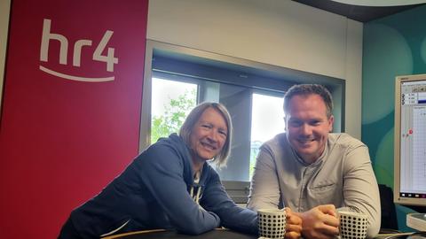 Katja Metz und Jascha Küllmer mit Kaffeetassen im Studio