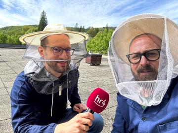 Jürgen Scholle und Victor Hernández mit Schutzkleidung