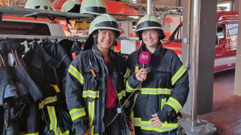 Katja Metz und Feuerwehrfrau Stefanie Setzekorn