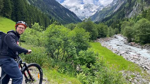 Kevin Varga auf dem Fahrrad bei einer Tour durchs Zillertal