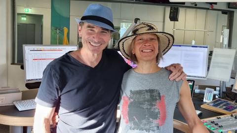 Uwe Becker und Katja Metz mit Sonnenhüten im Studio