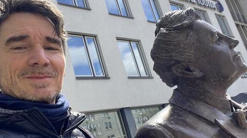 Uwe Becker mit dem Denkmal für Martha Elisabeth Selbert, einer der "vier Mütter des Grundgesetzes".