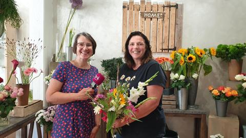 Vera John hat Blumen vom Feld bei Kassel Harleshausen geschnitten.