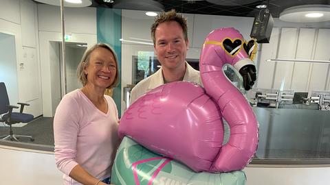 Jascha Küllmer und seine Sendungsredakteurin Katja Metz mit einem großen aufblasbaren Flamingo
