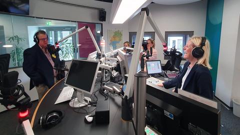 Besucher hr4 Studio zu 75 Jahre hr