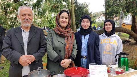 Familie Ghafori mit ihrer afghanische Suppe