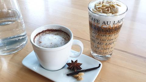 Gewürzkaffee und Mandel-Latte-Macchiato