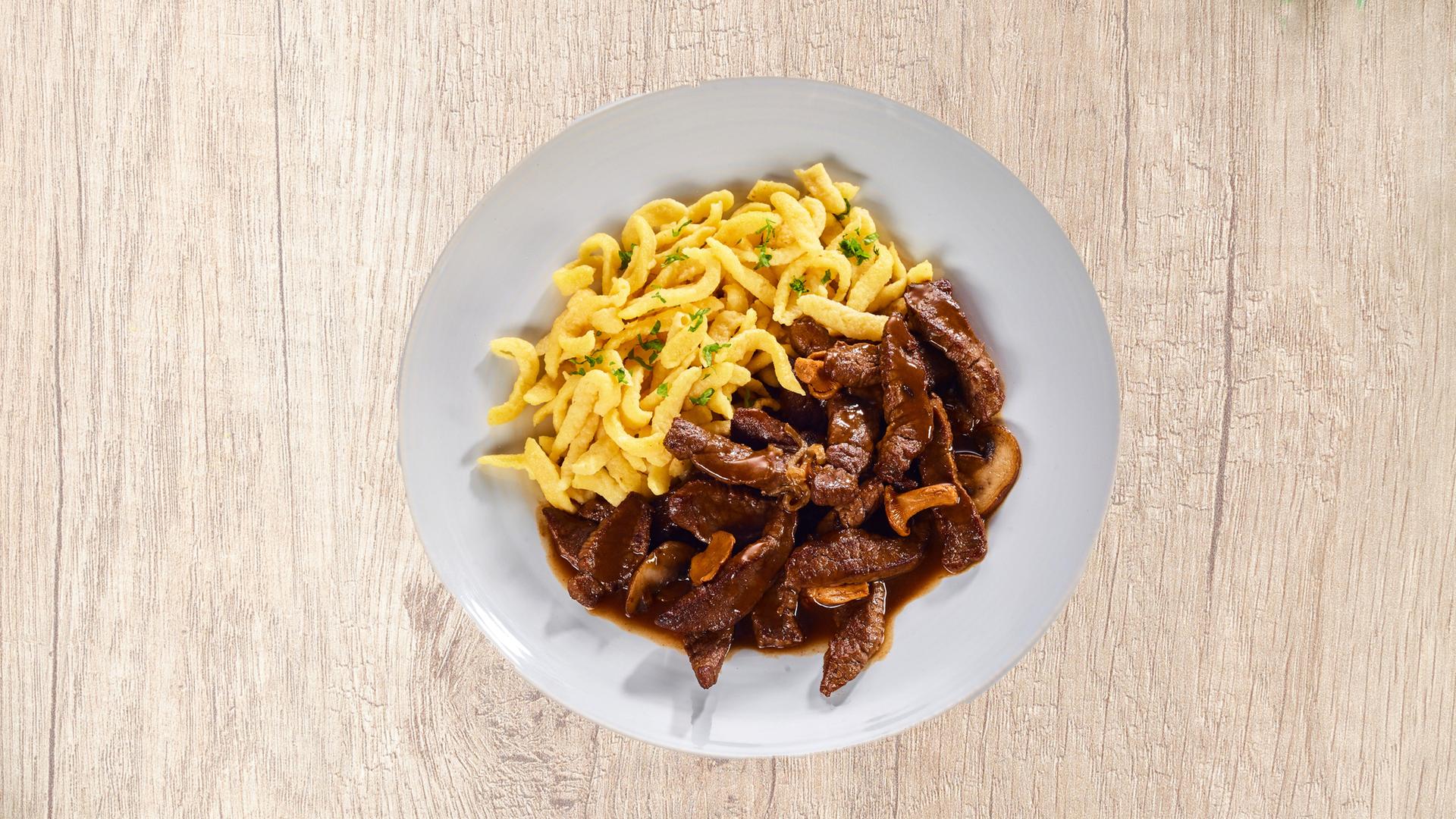 Rezept: Hirschgulasch mit Walnuss-Spätzle | hr-fernsehen.de | Rezepte