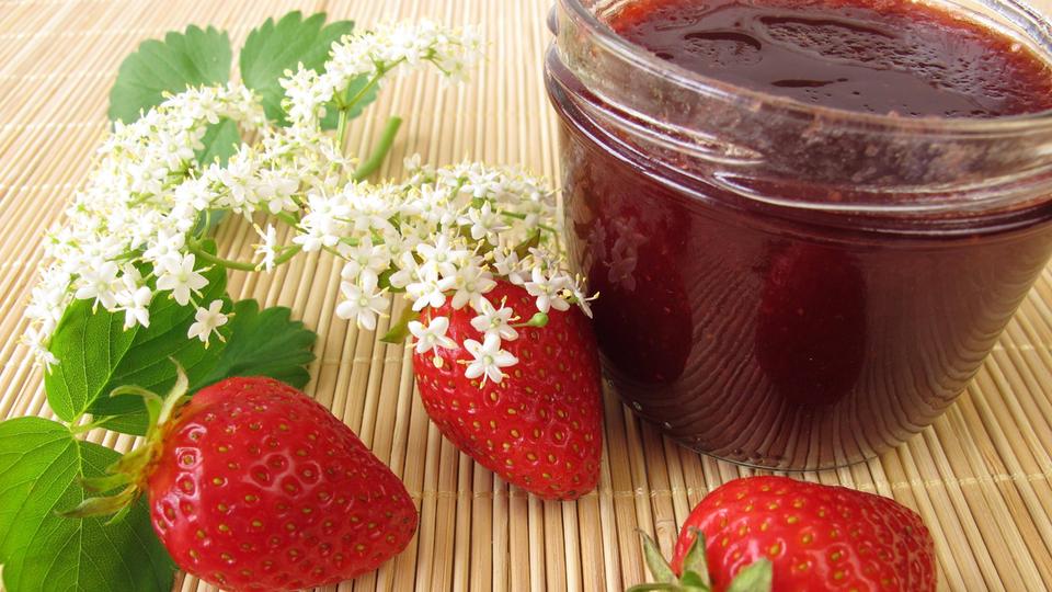 Rezept für Marmelade aus Erdbeeren und Holunderblüten