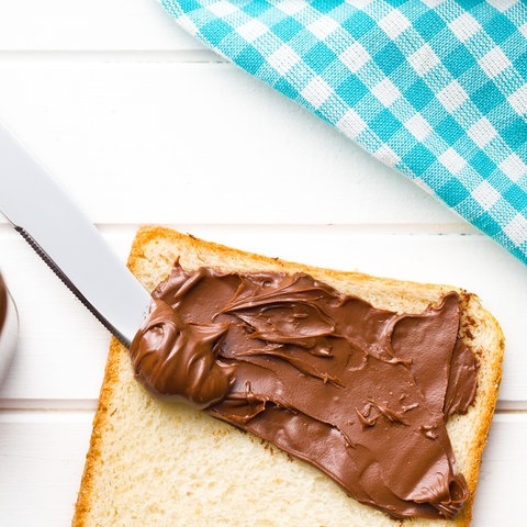 Nuss-Nougat-Creme auf einer Scheibe Toast