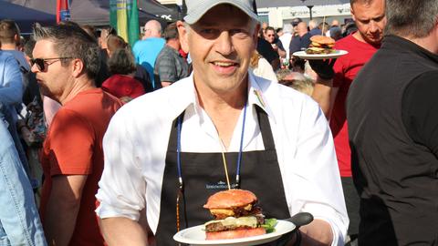 Gladenbachs Bürgermeister Peter Kremer mit seinem Sieger-Burger 2023