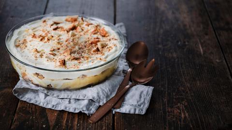 Schichtdessert mit Kuchenresten und Creme