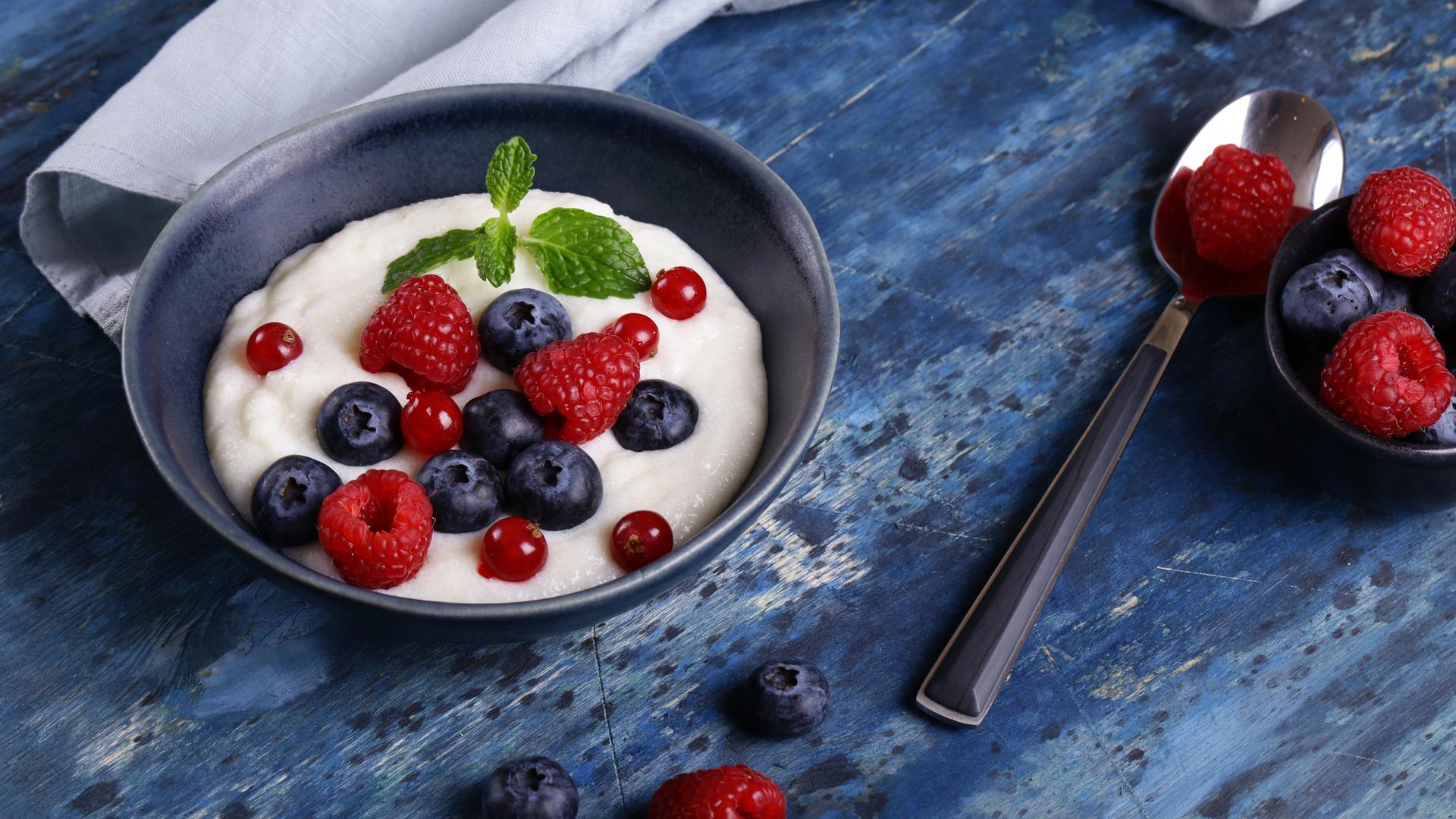 Rezept: Sylter Grießbrei-Tarte mit Rote-Grütze-Beeren und Himbeergeist ...