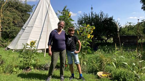 Unser schönes Hessen 2023 - Anne Maria Naumann aus Berndorf und Oskar, eines der Kinder, die bei Frau Naumann im Garten helfen