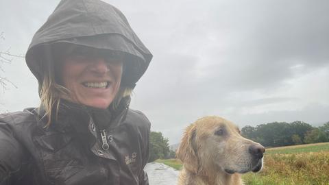 Britta Lohmann mit Hund Boomer im Regen