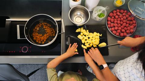 Gemeinsames Kochen am Herd