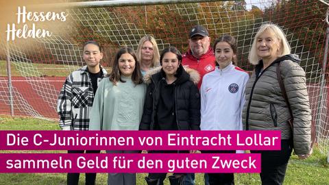 Hinten: Martina Thimm (Abteilungsleiterin Mädchenfußball Eintracht Lollar), Aysun Cakar (Trainer der C-Juniorinnen) - Vorne: Tuana Aslan, Eda Ceylin Cakar, Sinem Atasoy, Alisa Yurtseven (Spielerinnen der C-Juniorinnen) und Ute Maaß, die die Mädchen vorgeschlagen hat.