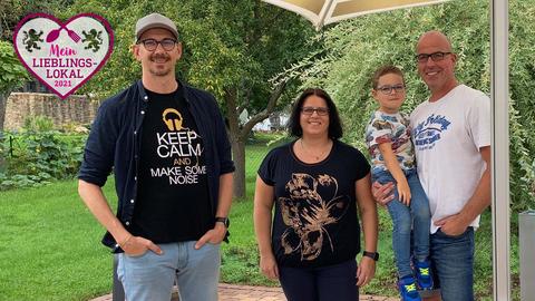 Alexander Maus, Jenny Schaub, Christian Schaub mit Sohn Levi auf dem Arm