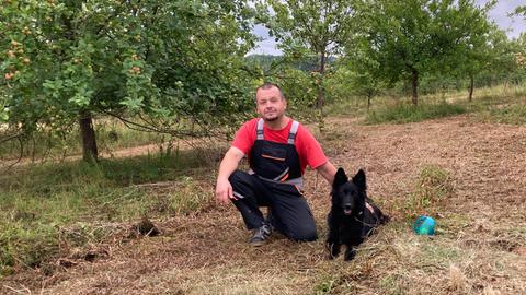 Michael Reinhardt mit Hund auf der Streuobstwiese