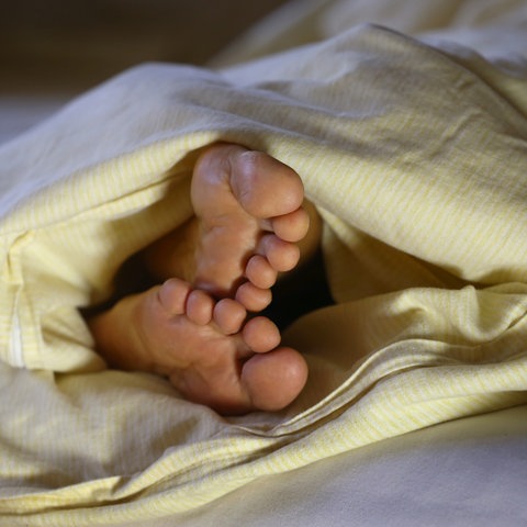 Füße im Bett